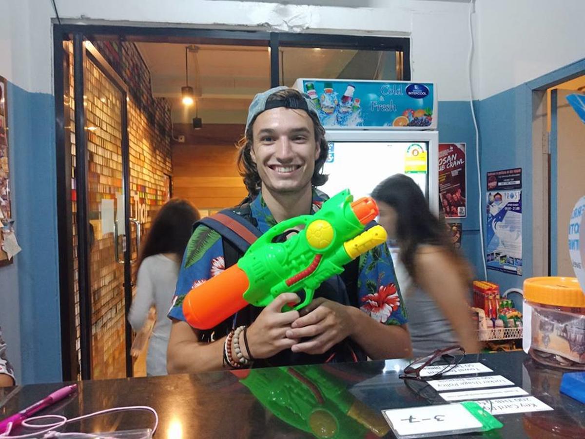 بيت شباب زي تاي بانكوك المظهر الخارجي الصورة